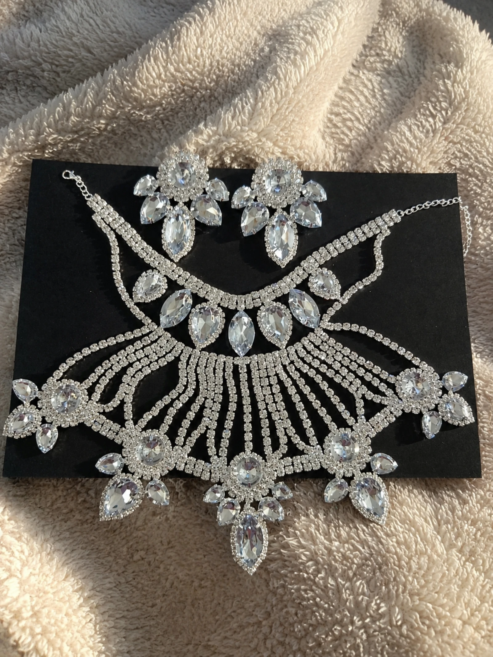 Conjunto de joias colar e brincos brilhantes grandes strass prateado – photo 2